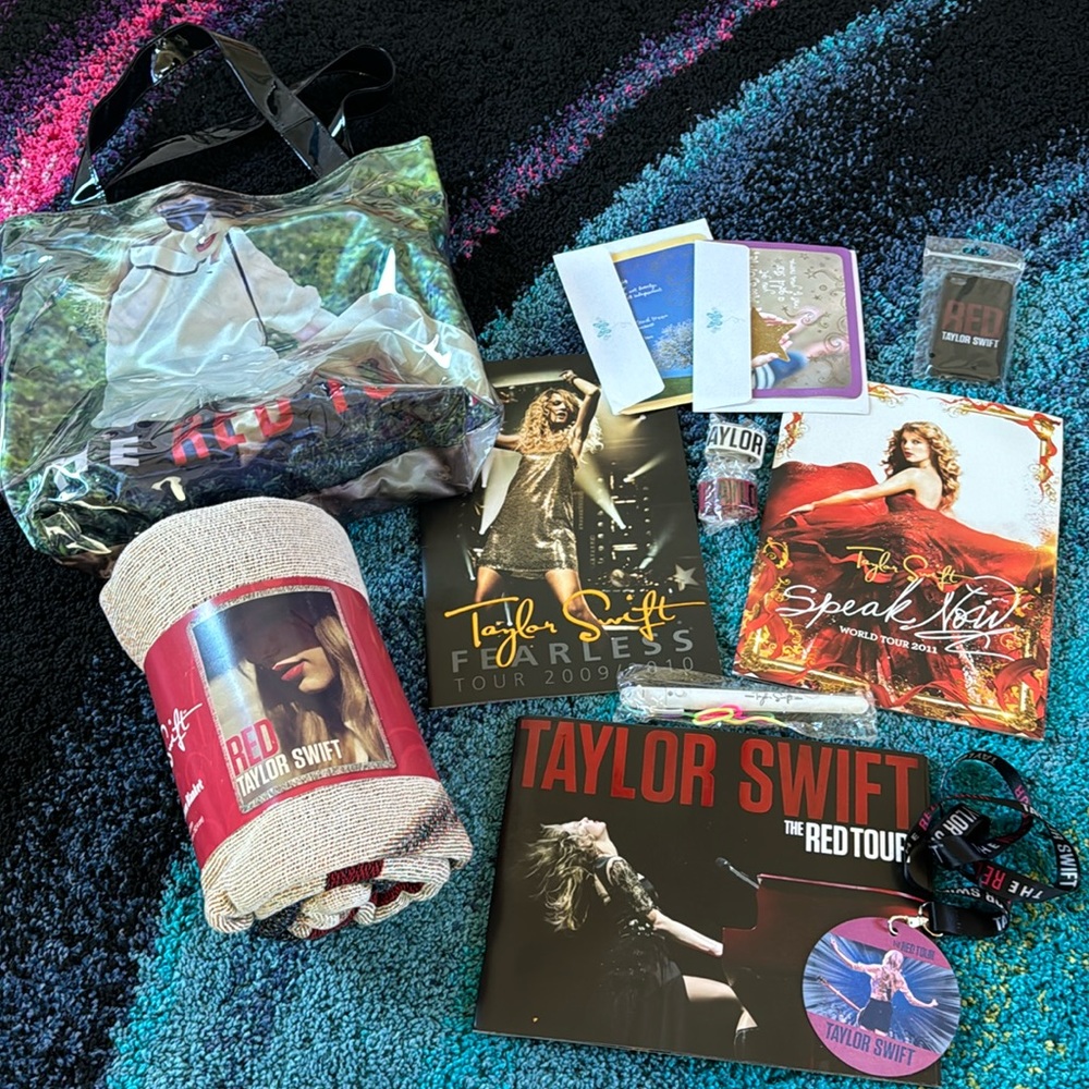 TAYLOR SWIFT Lot Programs Blanket VIP Cards Bracelets Bag Red Fearless Speak Now